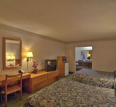Courtesy Inn Monmouth Δωμάτιο φωτογραφία